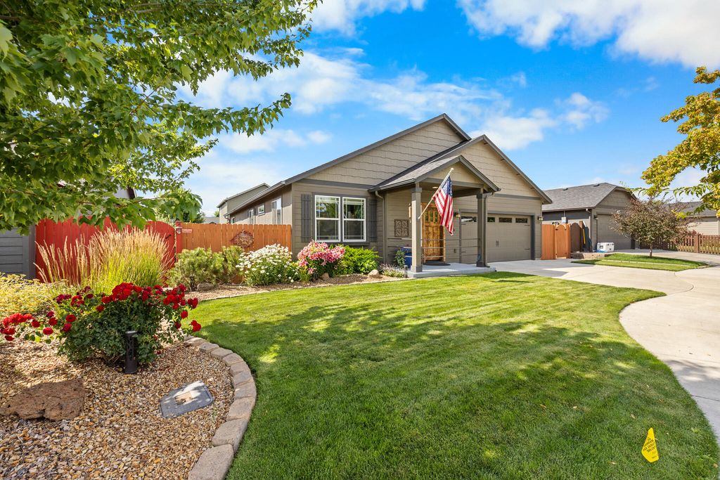 3124 SW Cascade Avenue, Redmond, OR 97756