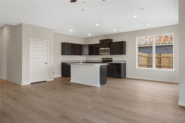 377 Harvest Lake Drive, Snook, TX 77878