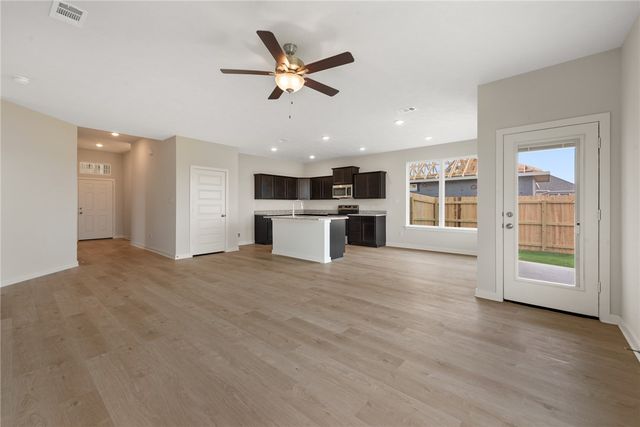 377 Harvest Lake Drive, Snook, TX 77878