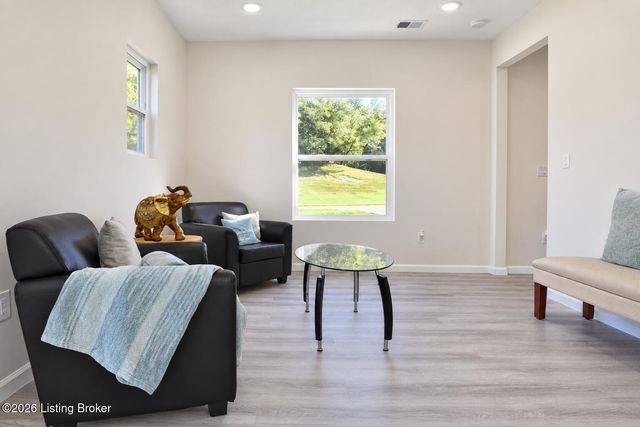 7200 Oakburn Dr, Louisville, KY 40258