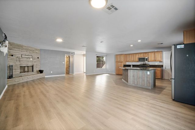 4515 W Shaw Butte Drive, Glendale, AZ 85304