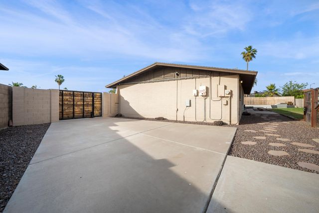 4515 W Shaw Butte Drive, Glendale, AZ 85304