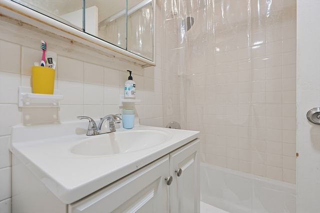 6 Whittier Pl 7B, Boston, MA 02114