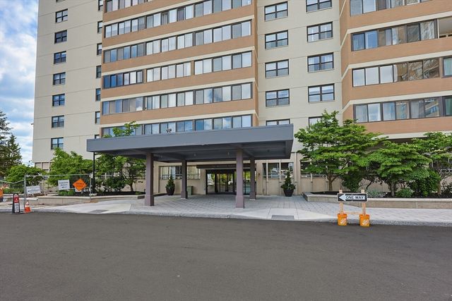 6 Whittier Pl 7B, Boston, MA 02114