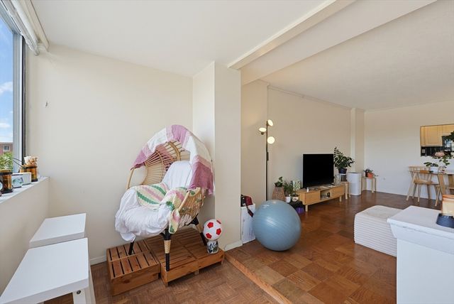 6 Whittier Pl 7B, Boston, MA 02114