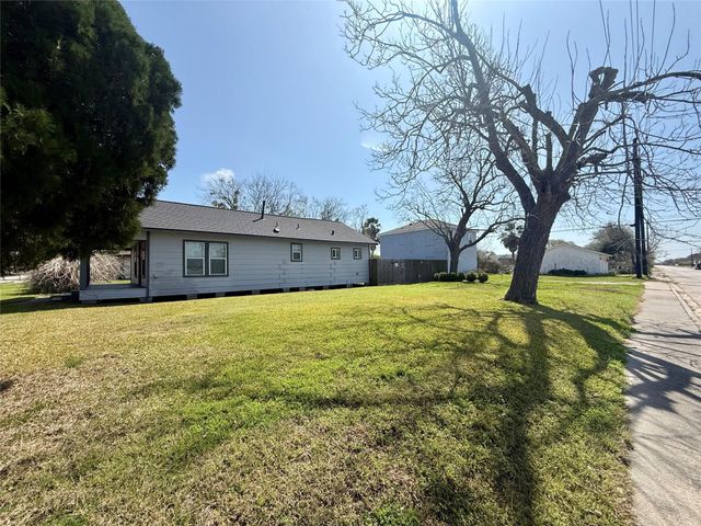 429 W 2nd Street, Freeport, TX 77541