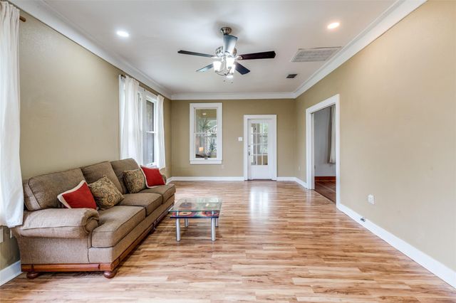 520 S Pecan Ave, Luling, TX 78648