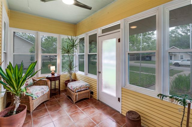 520 S Pecan Ave, Luling, TX 78648