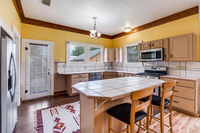 520 S Pecan Ave, Luling, TX 78648
