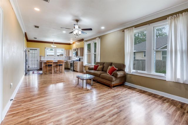 520 S Pecan Ave, Luling, TX 78648