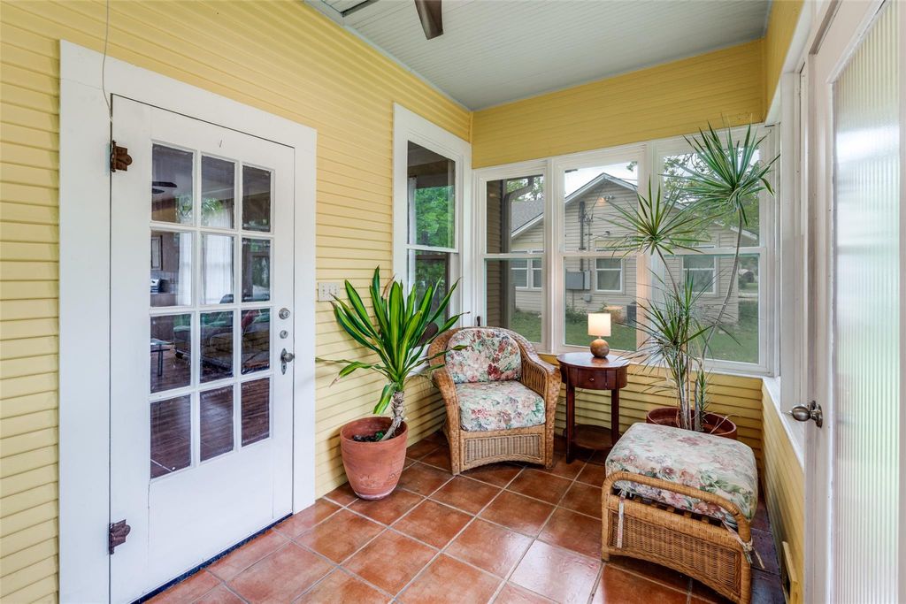 520 S Pecan Ave, Luling, TX 78648