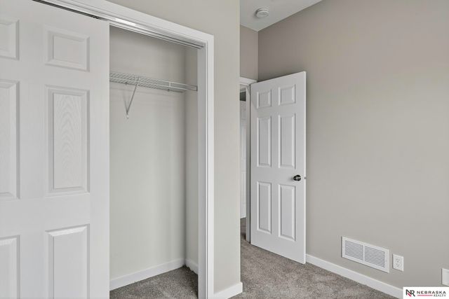 3809 Appaloosa Drive, Omaha, NE 68022