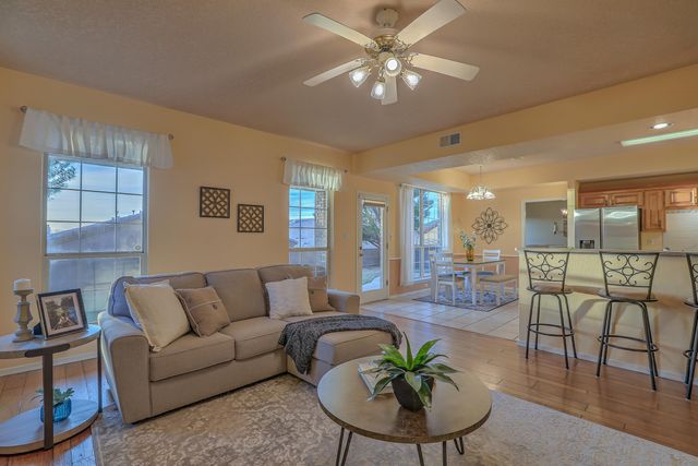 8305 Calle Soquelle NE, Albuquerque, NM 87113