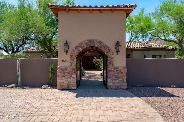 1823 W MADDOCK Road, Phoenix, AZ 85086