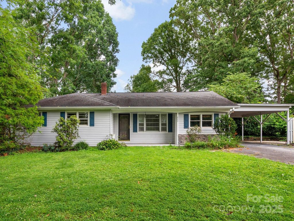 422 Hillcrest Circle, Hendersonville, NC 28792