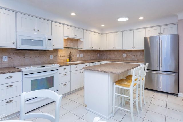 8428 Bellarine Drive, Shelby Twp, MI 48316