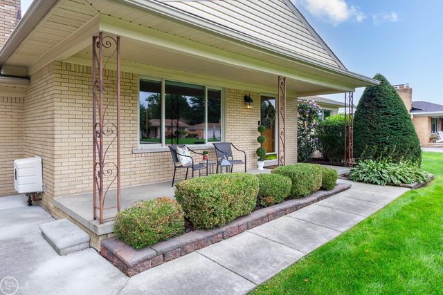 8428 Bellarine Drive, Shelby Twp, MI 48316