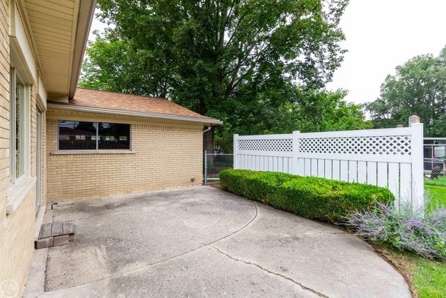 8428 Bellarine Drive, Shelby Twp, MI 48316