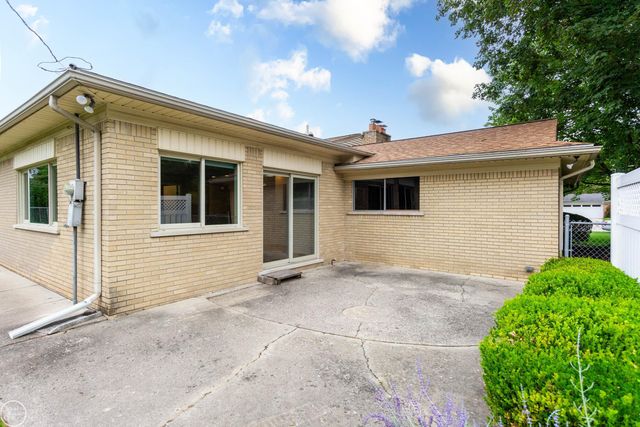 8428 Bellarine Drive, Shelby Twp, MI 48316