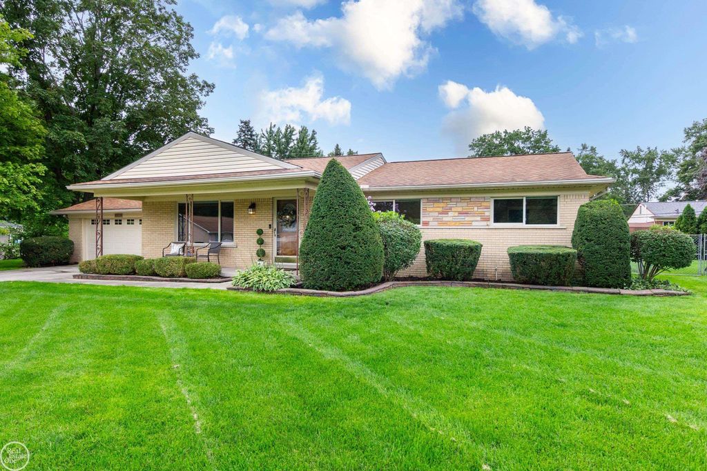 8428 Bellarine Drive, Shelby Twp, MI 48316