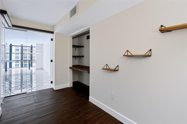 6423 Collins Avenue 1702, Miami Beach, FL 33141