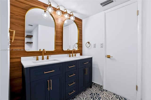 6423 Collins Avenue 1702, Miami Beach, FL 33141