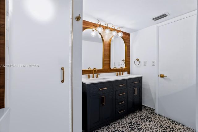 6423 Collins Avenue 1702, Miami Beach, FL 33141