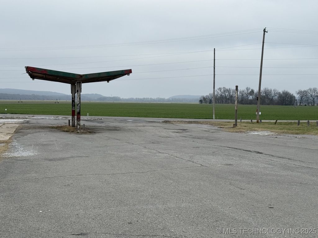 9999 Hwy 100, Webbers Falls, OK 74470