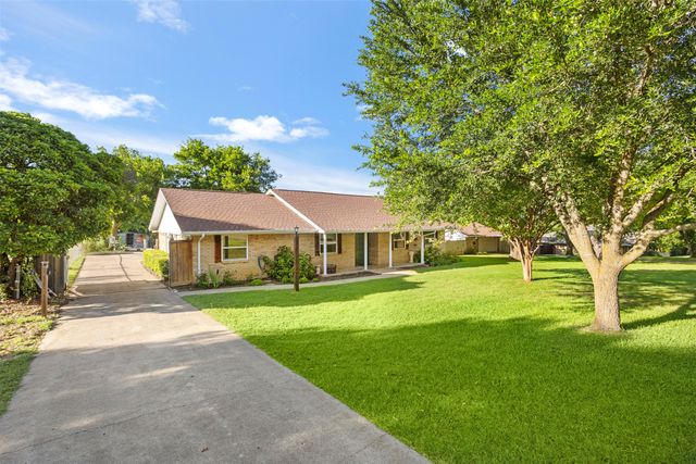 103 Cedar Drive, Oak Leaf, TX 75154