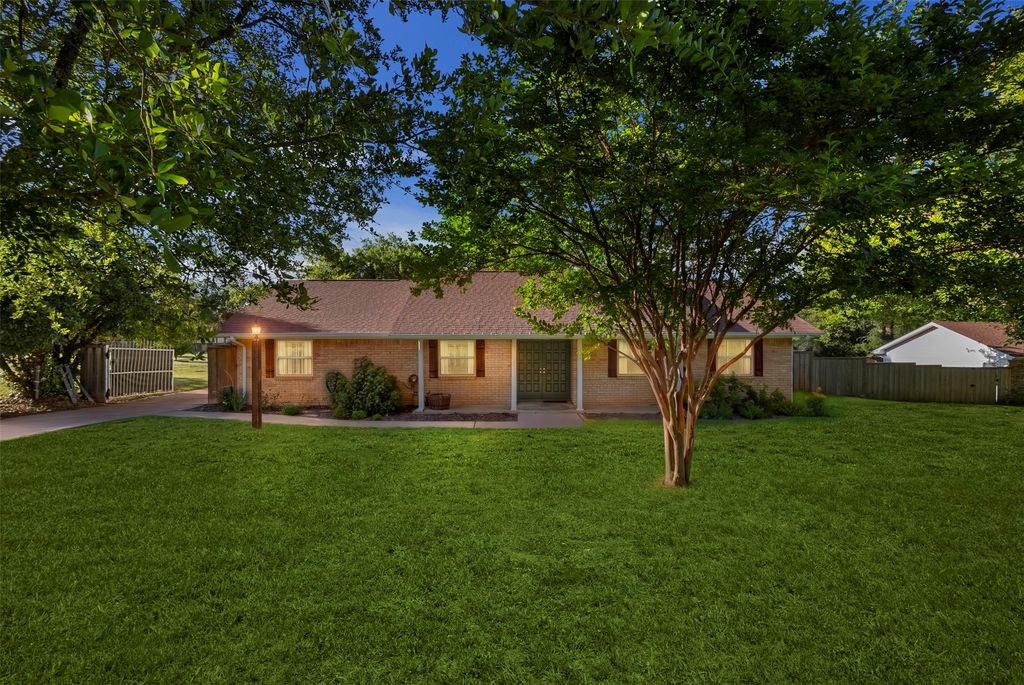 103 Cedar Drive, Oak Leaf, TX 75154