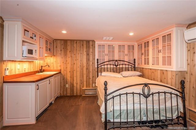 15 Sand Hill Road, Simsbury, CT 06089