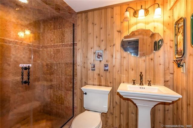 15 Sand Hill Road, Simsbury, CT 06089