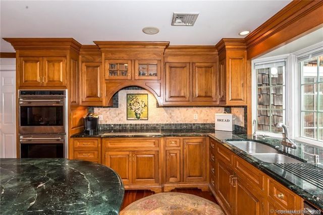 15 Sand Hill Road, Simsbury, CT 06089