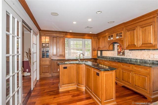 15 Sand Hill Road, Simsbury, CT 06089