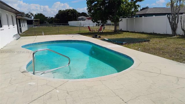 1404 SE 19TH St., Cape Coral, FL 33990