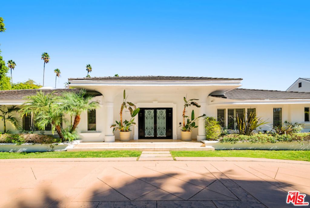 Image 1 of property listing at 716 N Beverly Dr, Beverly Hills, CA 90210