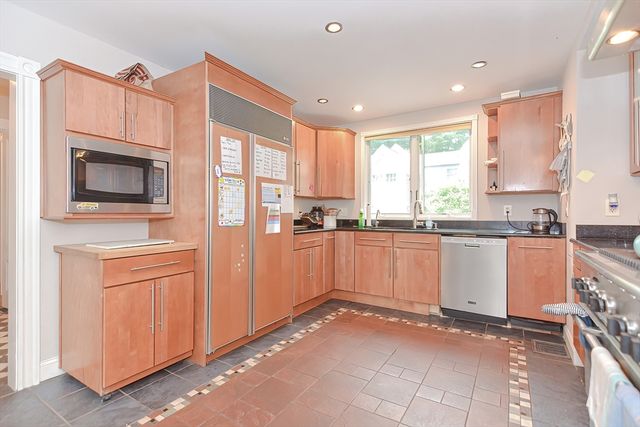 2 Elm St 1, Wellesley, MA 02481