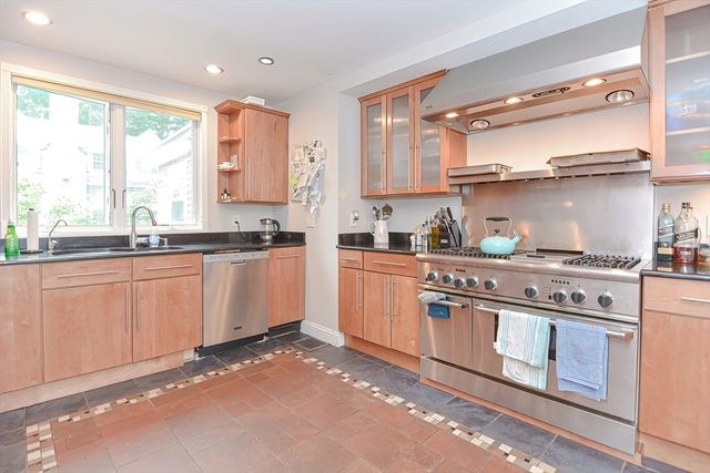 2 Elm St 1, Wellesley, MA 02481