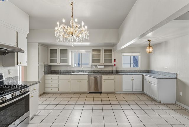 874 52Nd St, Oakland, CA 94608