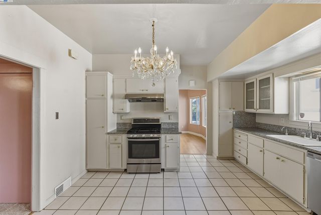 874 52Nd St, Oakland, CA 94608