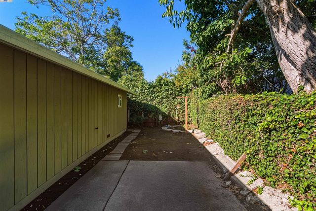 874 52Nd St, Oakland, CA 94608