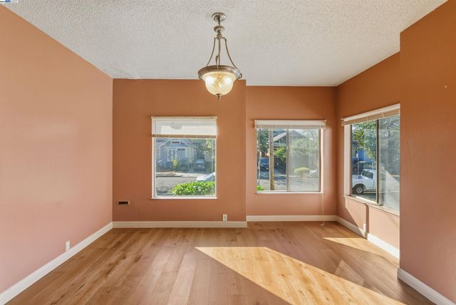 874 52Nd St, Oakland, CA 94608