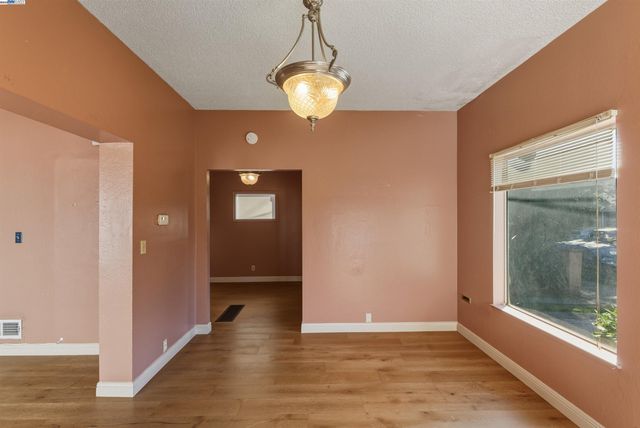 874 52Nd St, Oakland, CA 94608