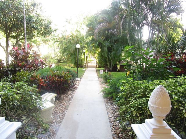 5111 W Oakland Park Boulevard 305, Lauderdale Lakes, FL 33313