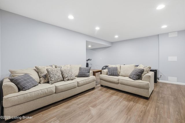 3622 Stonyrun Dr, Louisville, KY 40220