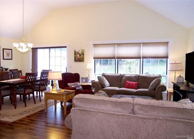 38 Huntingdale Way, Middle Island, NY 11953