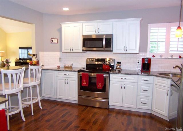 38 Huntingdale Way, Middle Island, NY 11953