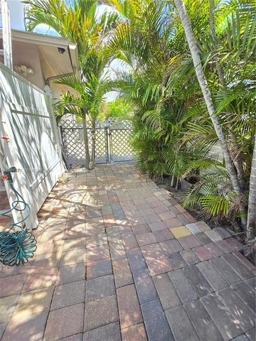 712 SE 8th St, Cape Coral, FL 33990