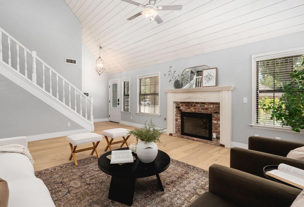 Image 10 of property listing at 578 E Everglade Avenue, Fresno, CA 93720