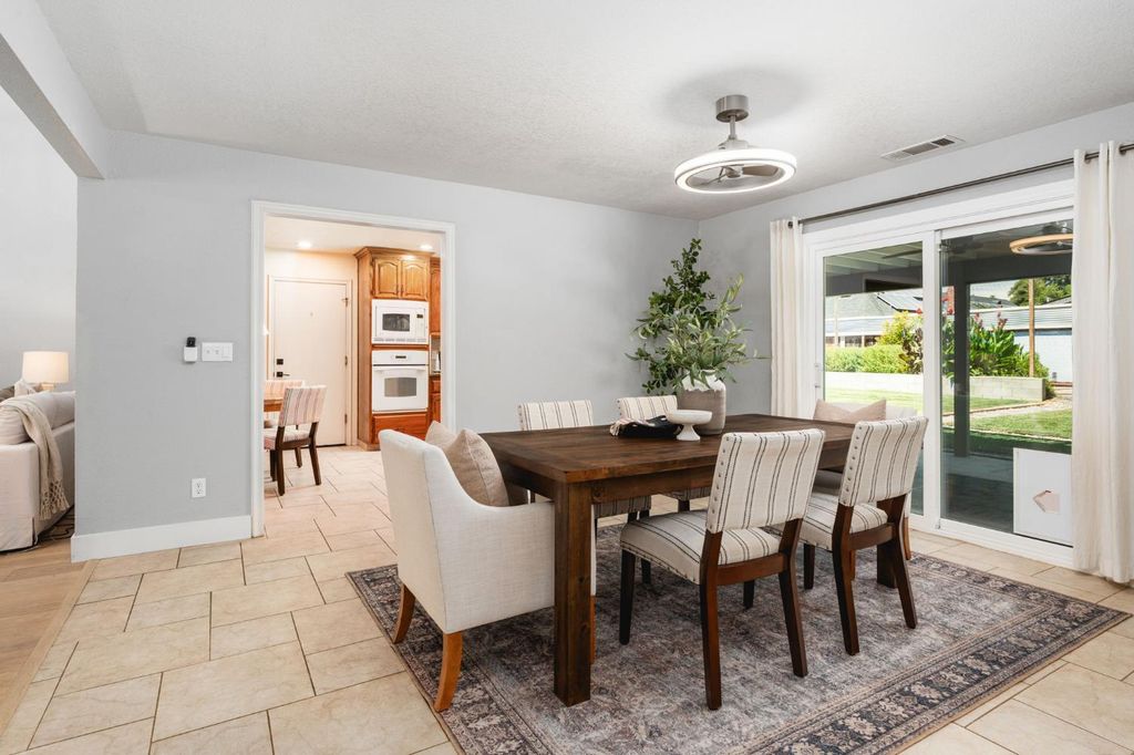 Image 16 of property listing at 578 E Everglade Avenue, Fresno, CA 93720